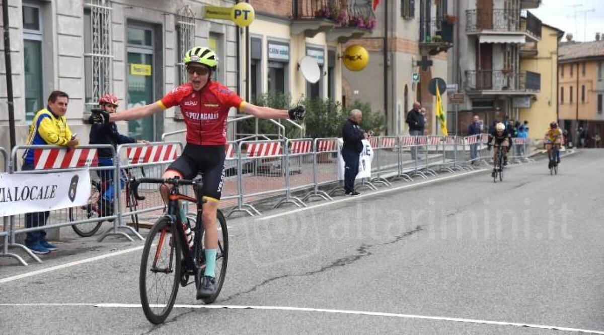 Ciclismo, il riminese Stefano Cavalli del Velo Club Cattolica vince il Trofeo Emilio Ferrari -