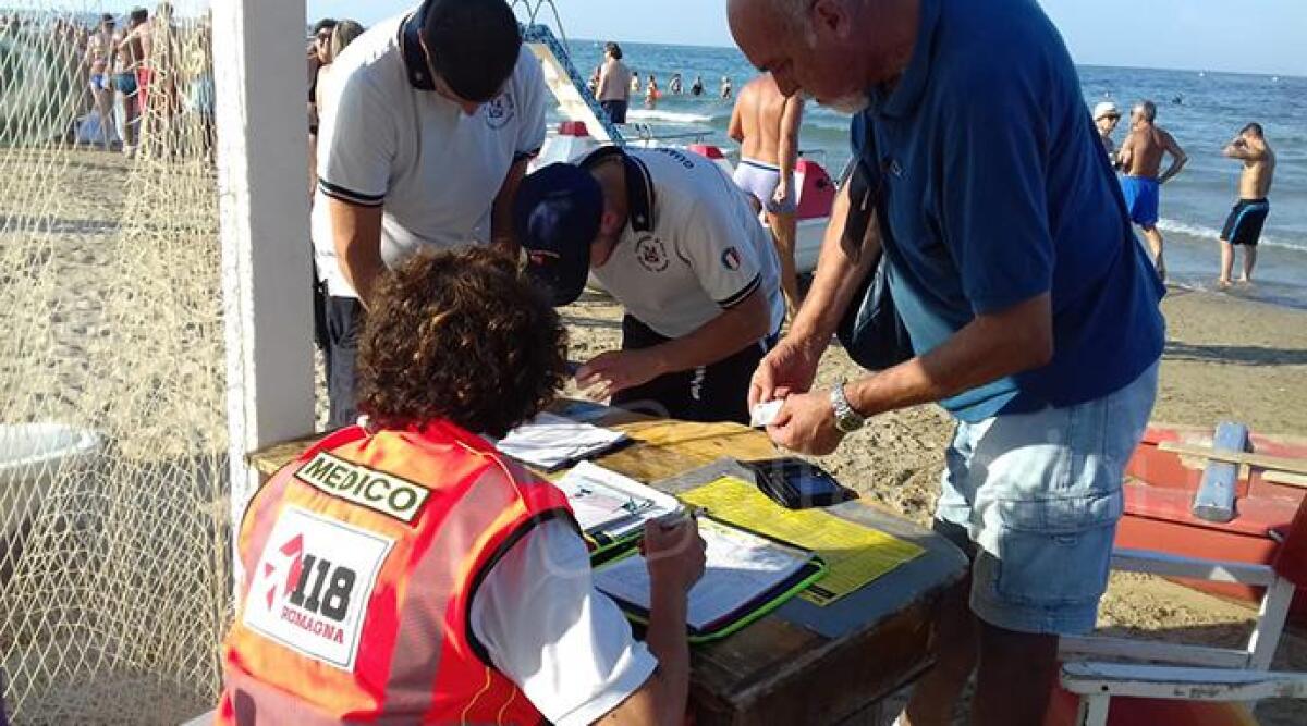 Bellaria, donna muore dopo un malore mentre cammina in acqua - 