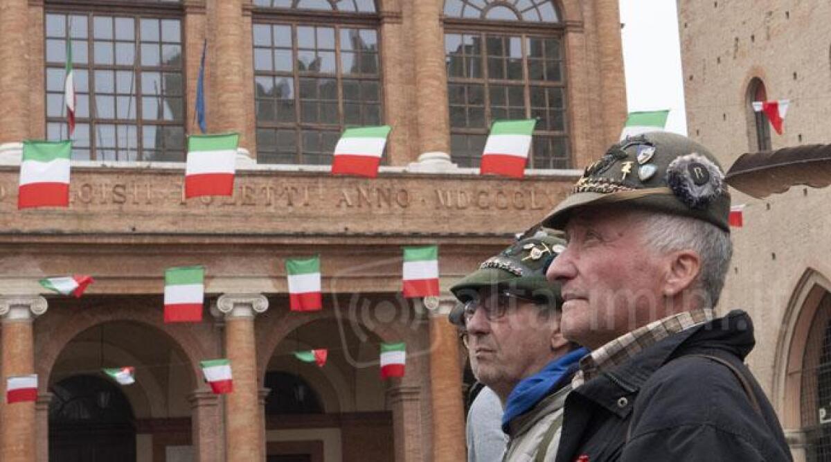 FOTO L'arrivo degli Alpini a Rimini, grande attesa per l'alzabandiera di piazza Cavour - 