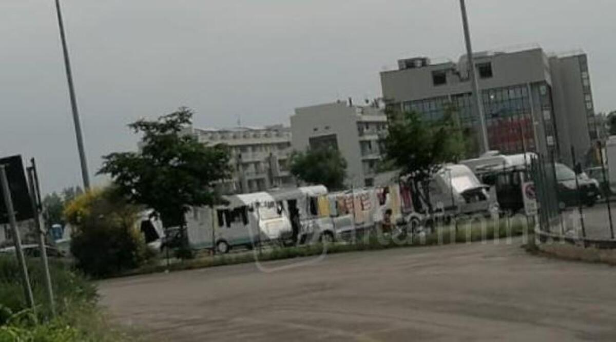 Accampati con le roulotte nel parcheggio vicino al Colosseo a Rimini. La segnalazione - 