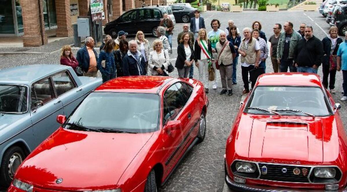 Auto d'epoca a Coriano, raduno in paese e una visita al 'Sic' -