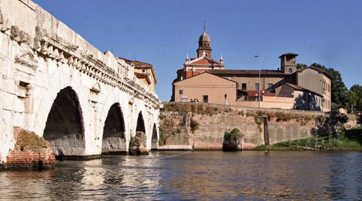 Manutenzione Ponte di Tiberio: via alghe e rifiuti galleggianti - Immagine di repertorio