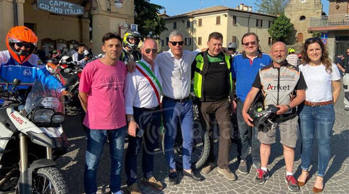 Moto Enduro sfilano in piazza a Novafeltria: oltre 250 centauri protagonisti -