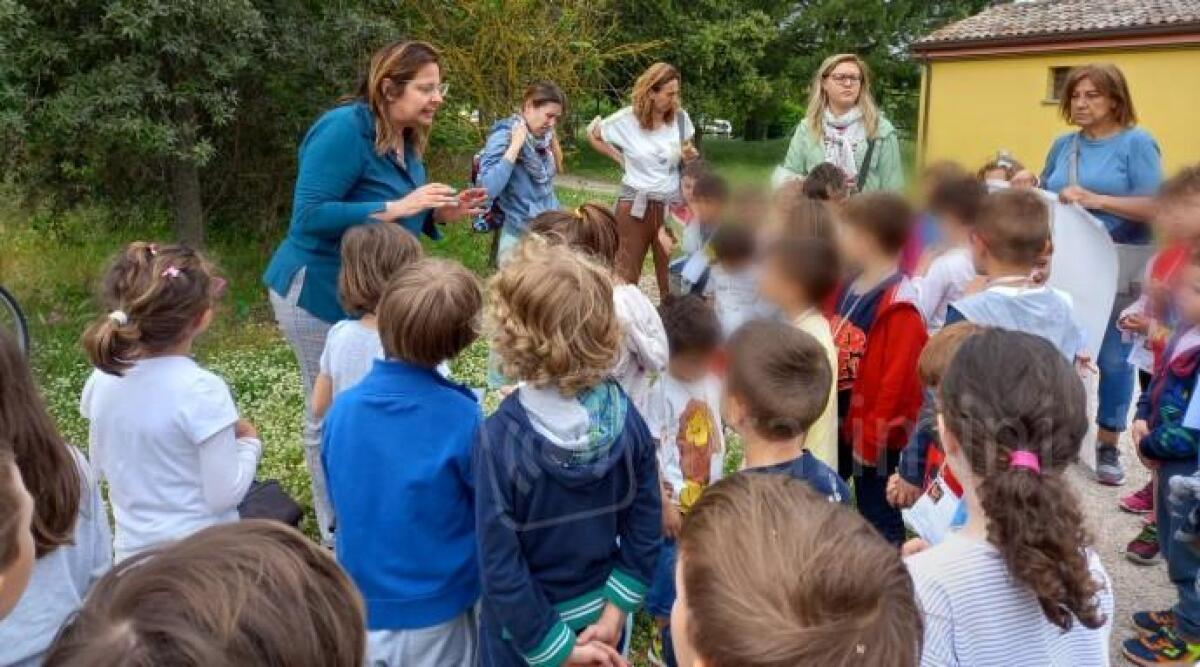 Bellaria, sassi dipinti dai bimbi con messaggi positivi nel parco della Casa Rossa - 