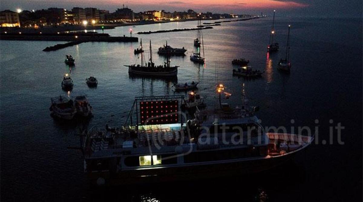 Bellaria, il drive in &egrave; in mezzo al mare: grande successo per l'iniziativa - 