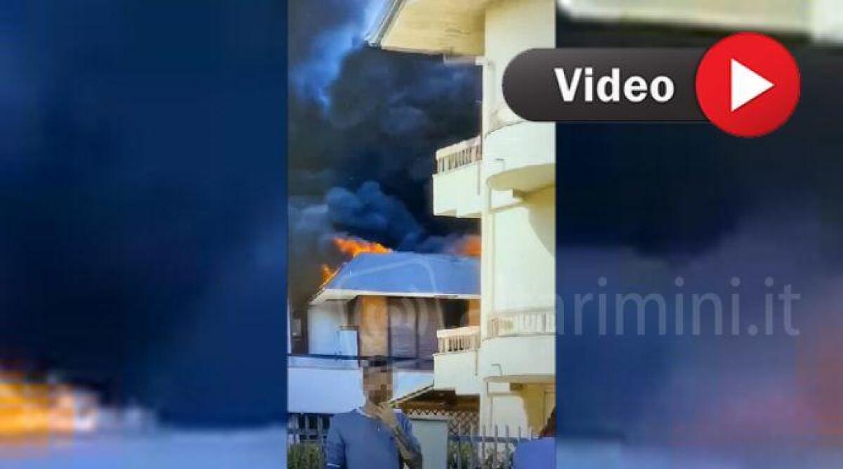 Maxi incendio sul tetto, prima l'esplosione e poi le fiamme -