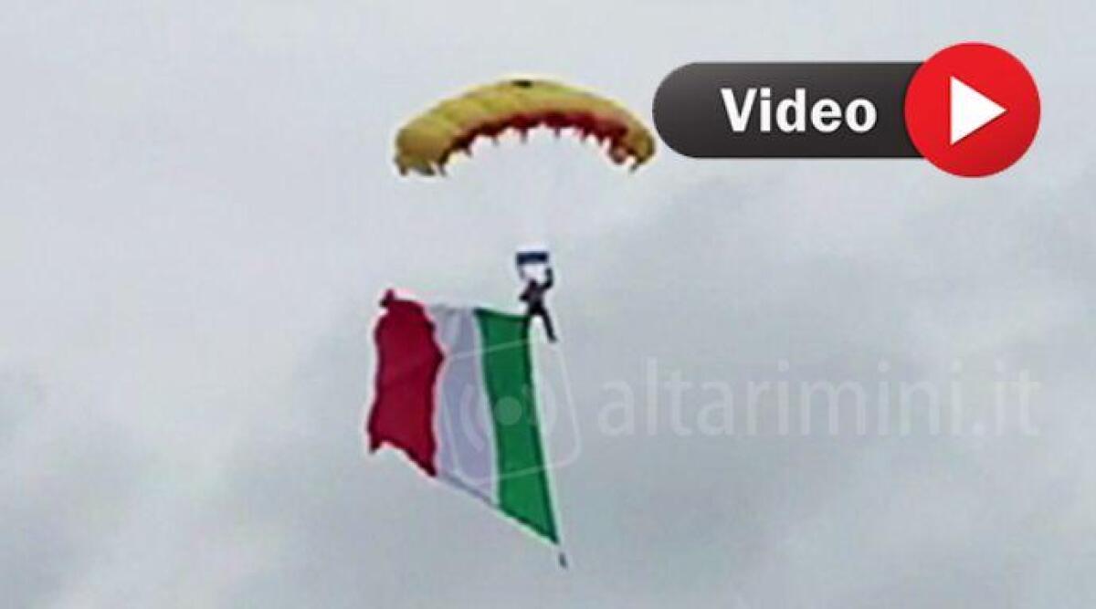 Adunata Alpini: con gli occhi all'insù per vedere lo spettacolo dei paracadutisti -