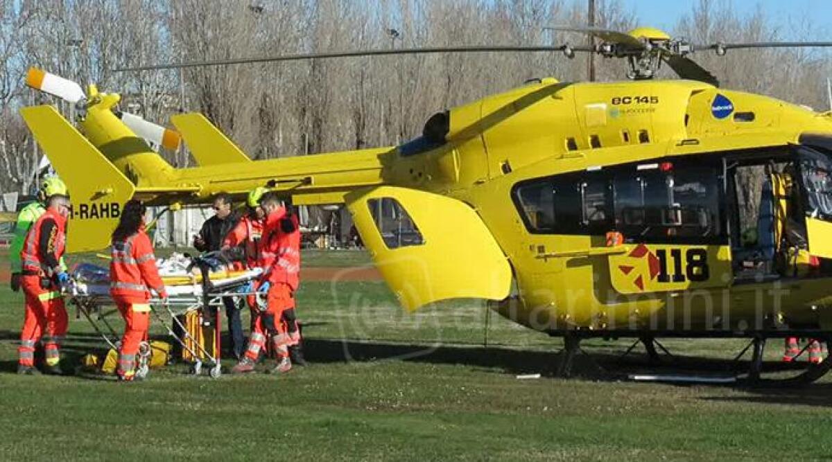Riccione, caduta dal tetto durante i lavori: grave 55enne trasportato in elisoccorso al ‘Bufalini’ -