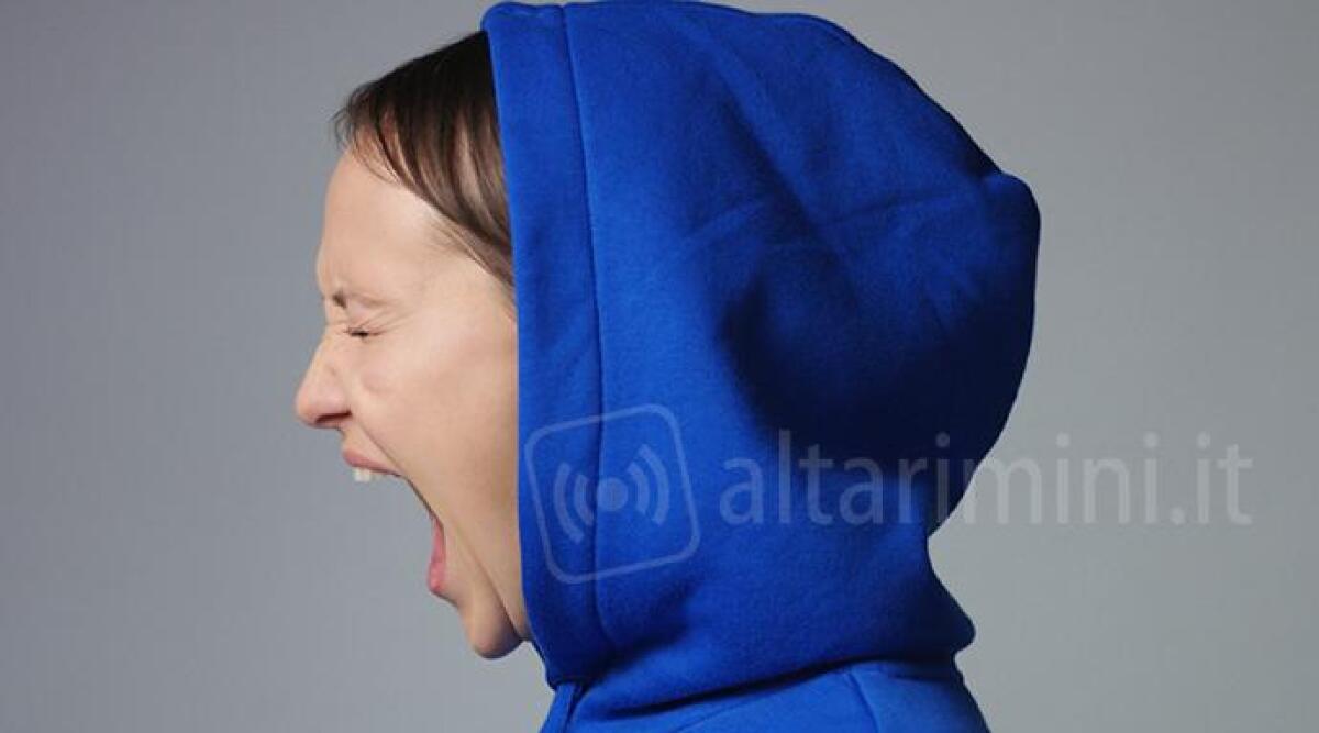 Ragazza devasta senza motivo un bar a Riccione - 