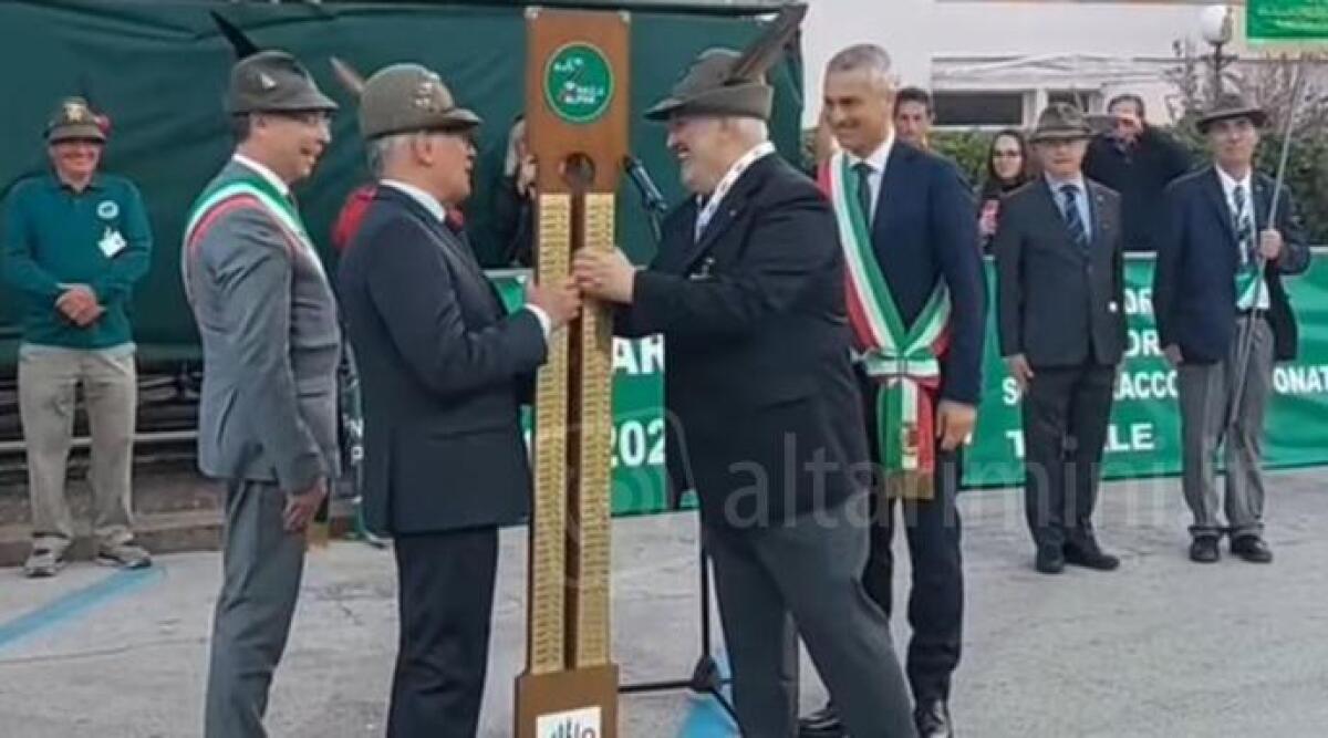 Rimini: passaggio della stecca, verso l'Adunata degli alpini a Udine - 