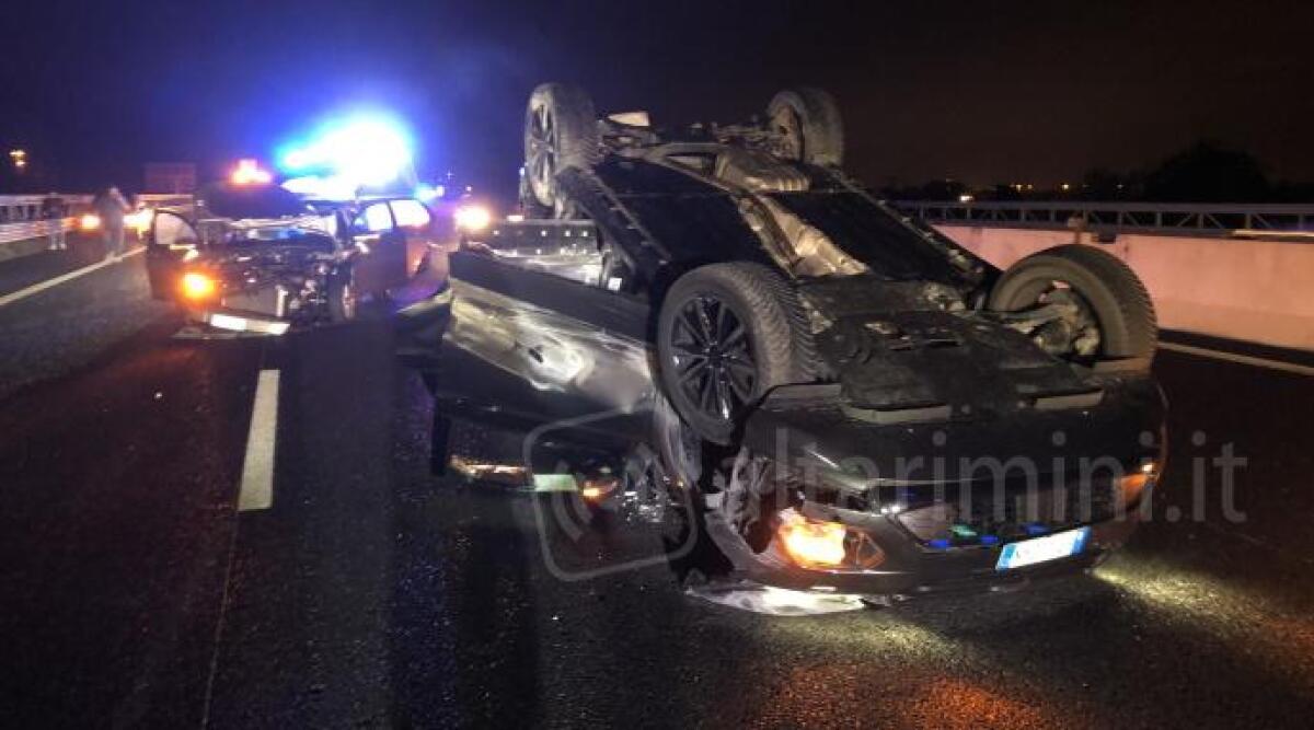 Riccione, incidente nella notte in A14: 5 feriti trasportati in ospedale - 