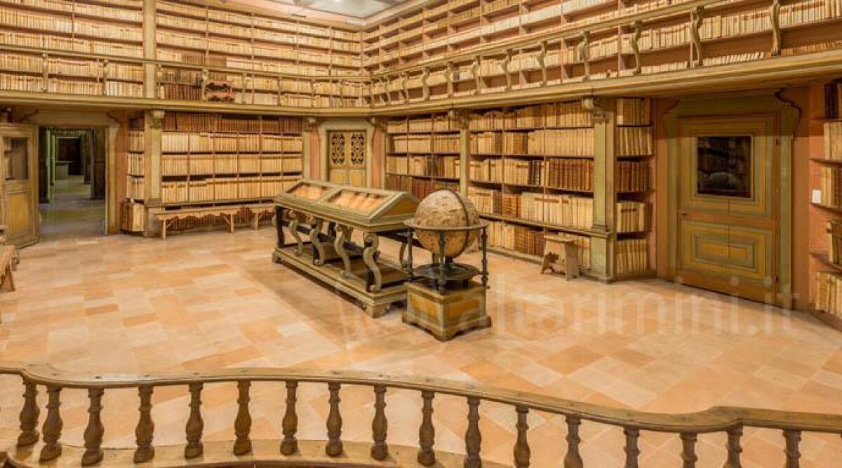 Rimini, ogni ultimo sabato del mese visite guidate gratuite alla biblioteca Gambalunga - La sala del Settecento della Biblioteca Gambalunga di Rimini