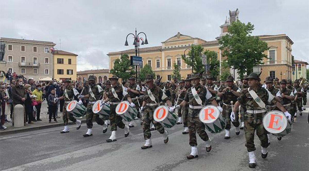 FOTO Alpini, la sfilata per le vie di Santarcangelo della brigata Cadore - 
