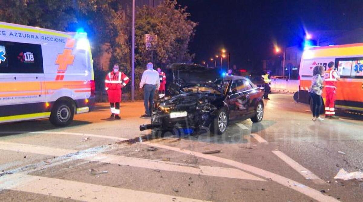 Violento scontro al confine con San Marino: frontale tra due auto, gravi i conducenti -