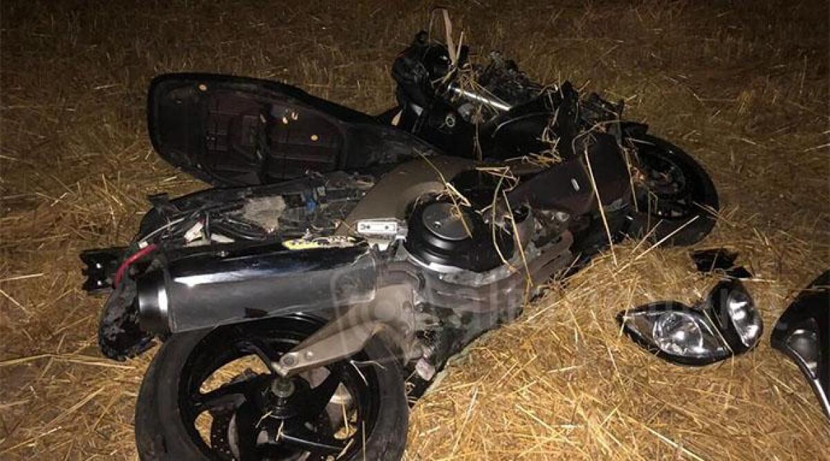 Auto svolta e centra uno scooter: ferito un 22enne -
