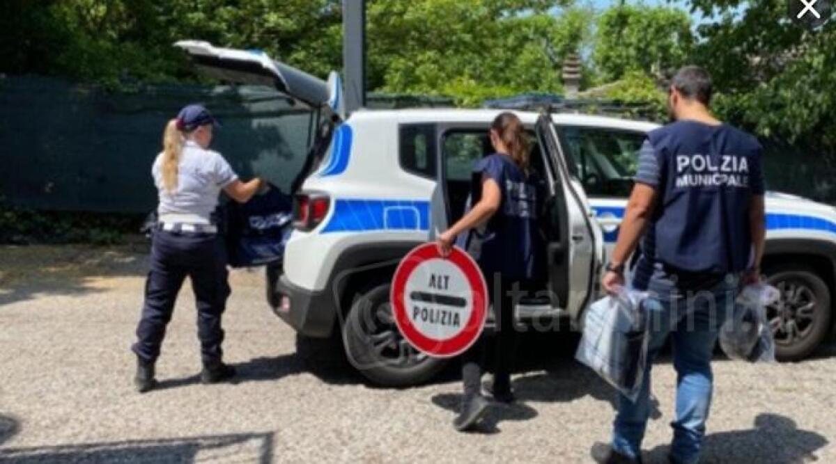Ruba segnale stradale e ci "arreda" casa, ragazzo nei guai -