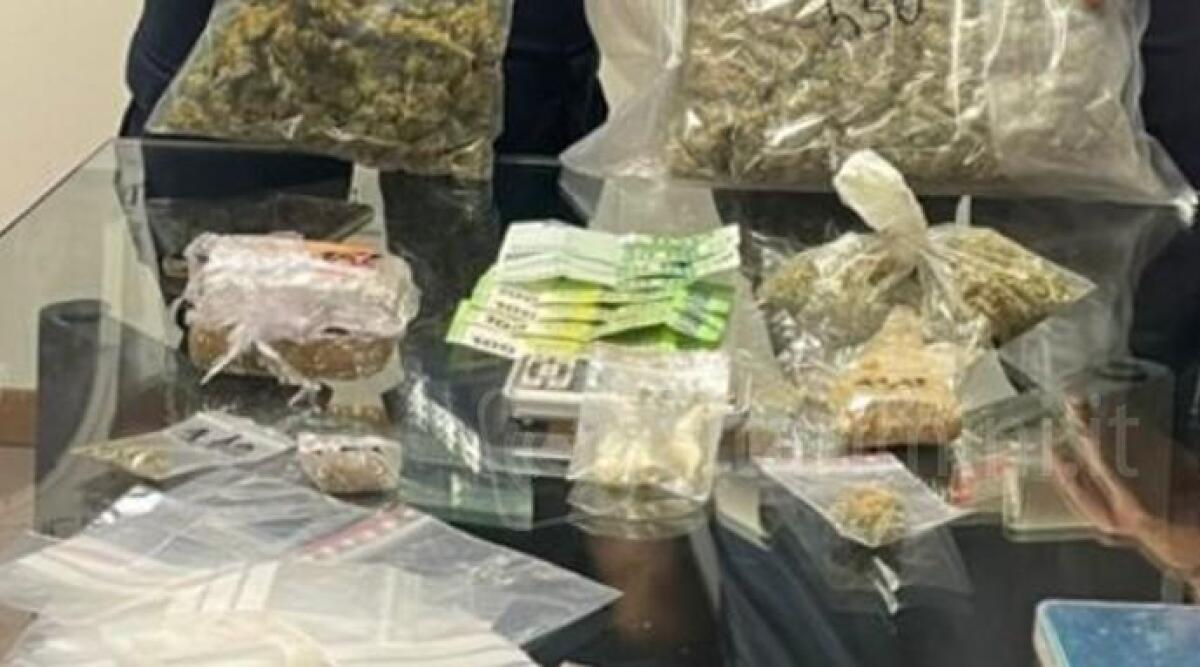 Rimini, troppo via vai di giovani vicino al negozio, arrestato tabaccaio spacciatore - 