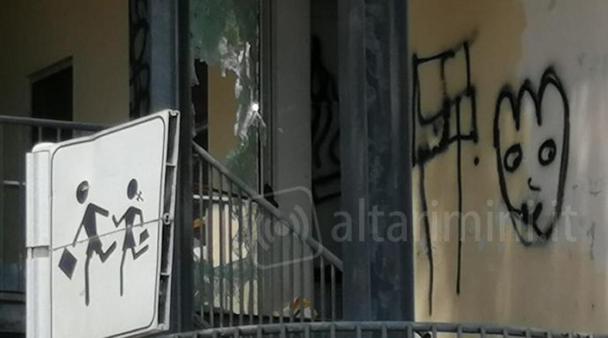 Canonica: ex scuola abbandonata col cantiere fermo, degrado e rifiuti -