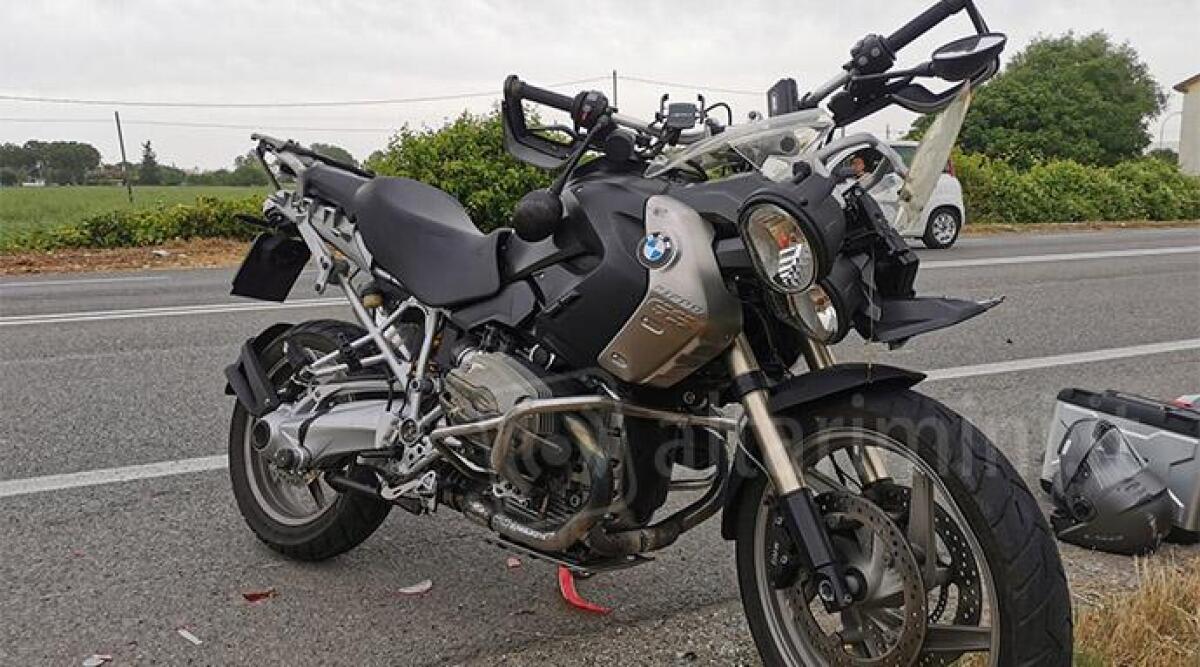 Rimini, auto si immette sulla via Popilia e centra una moto: due feriti - 