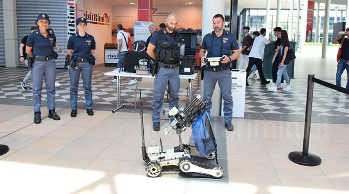 Rimini: la polizia mostra in fiera il robot per disinnescare un ordigno -
