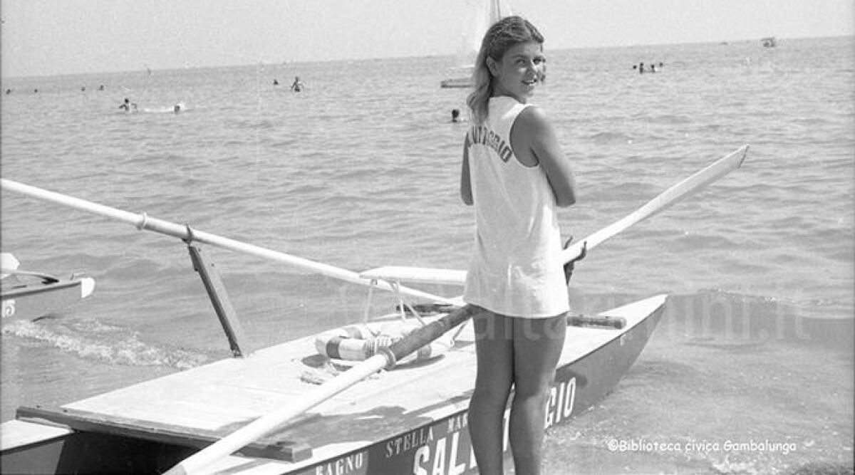 Rimini: la spiaggia di 42 anni fa, Roberta Cialdini prima donna bagnino di salvataggio - 