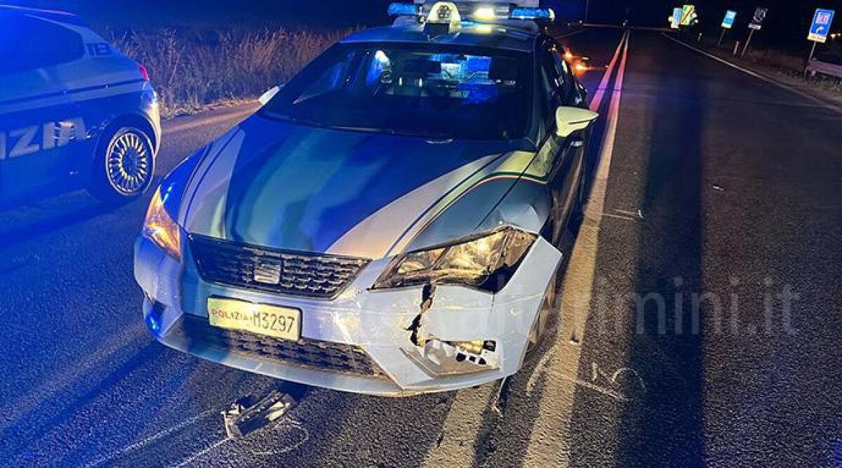 Folle fuga in auto, donna sperona auto Polizia e ferisce 4 agenti - 