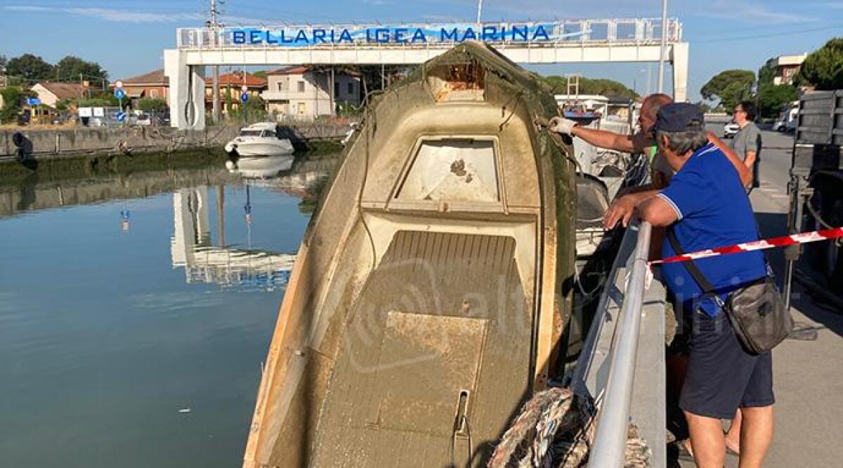 Rimossa barca affondata: era nel fiume Uso - 