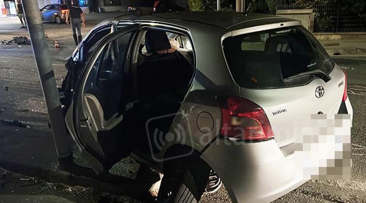 Schianto tra due auto: una Yaris distrutta e una vettura contro il distributore -