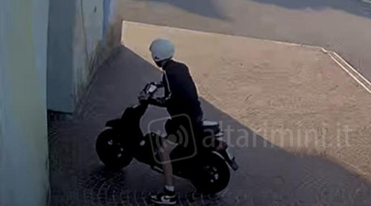 Entra con lo scooter in chiesa, la bravata gli costa i lavori socialmente utili -