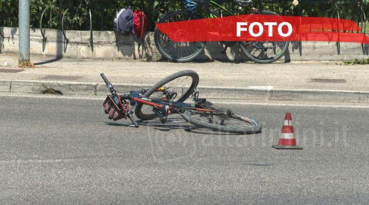 Scontro tra un'auto e una bici sulla SS16: ferita una donna. Lunghe code e traffico in tilt -