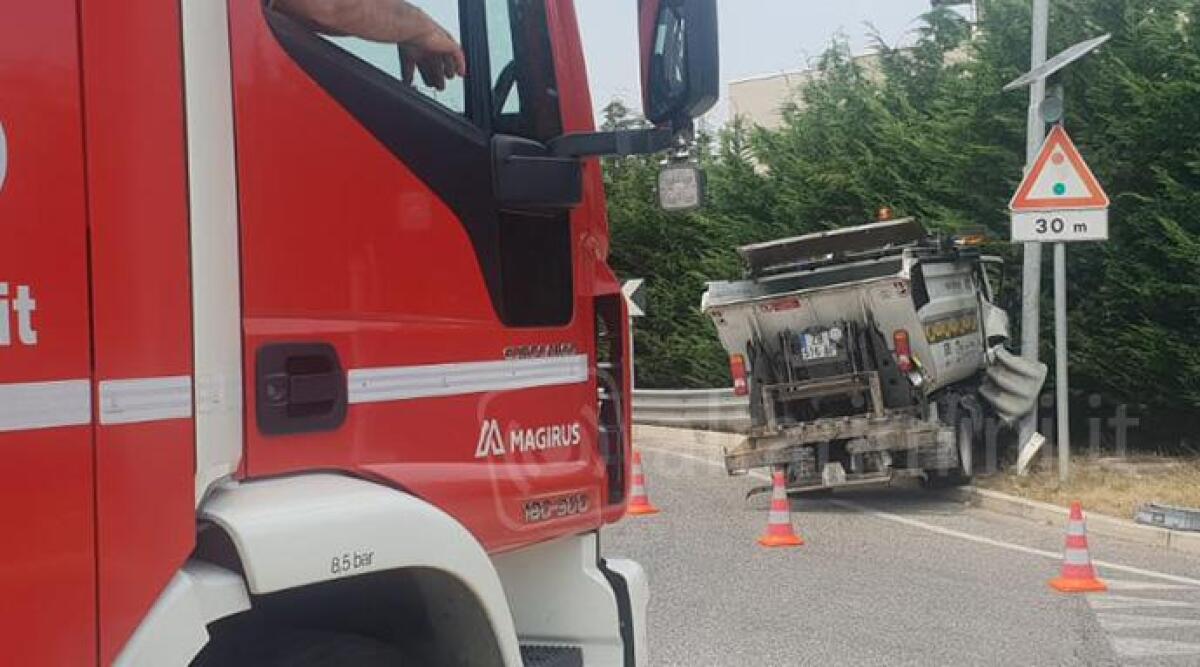 Camion della raccolta rifiuti va dritto alla rotonda, illeso il conducente -