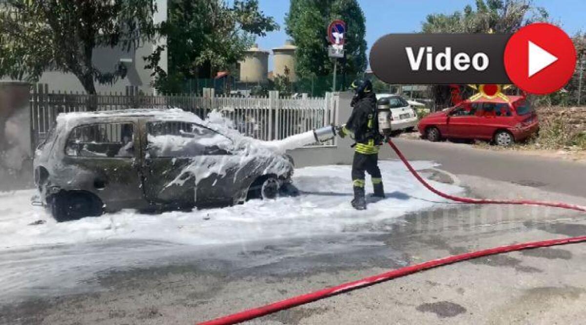 Rimini: auto in fiamme, l'incendio minaccia le abitazioni -
