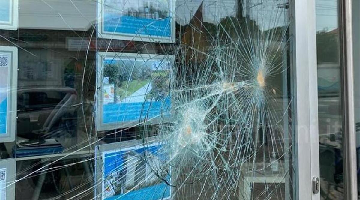 Lancia mattoni contro le vetrine dei negozi: "c'erano degli uomini che mi osservavano" -
