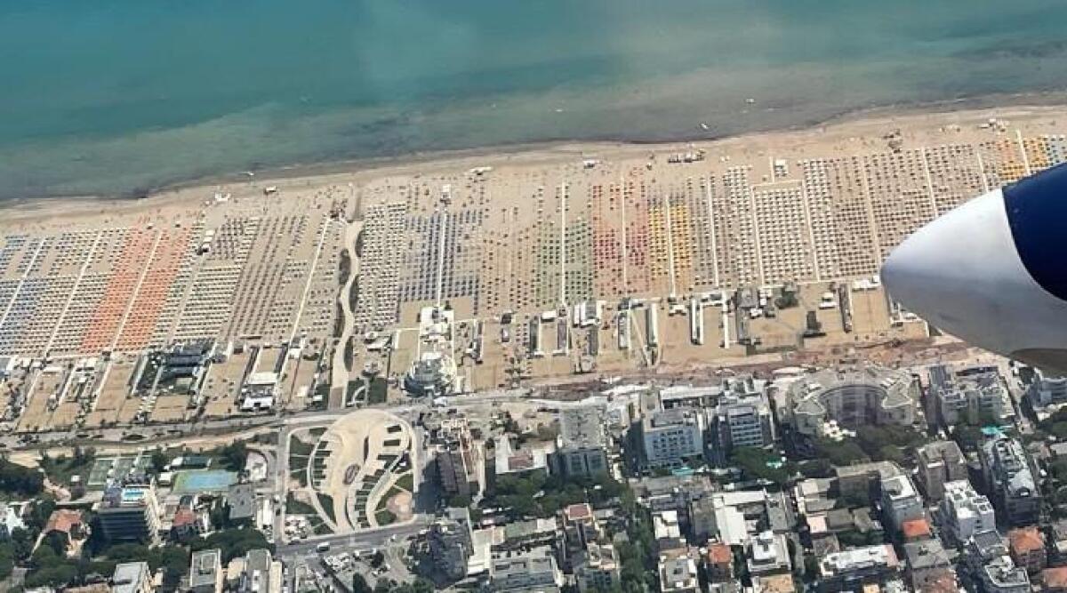 Le Frecce Tricolori in volo sul Bagno Tiki 26 di Rimini -