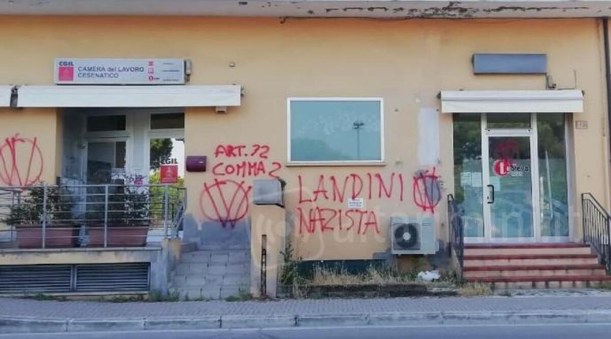 Imbrattata da scritte 'no vax' la sede Cgil di Cesenatico -