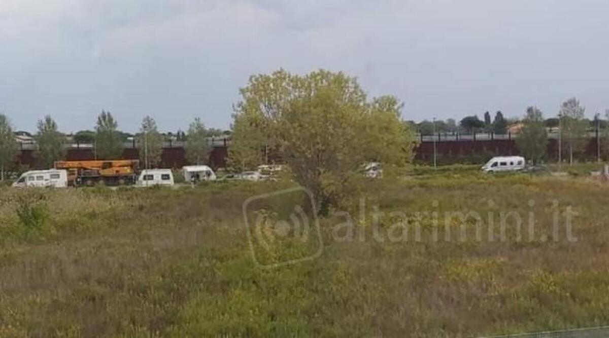 Rimini, camper e auto parcheggiati vicino alla Motorizzazione. La segnalazione -