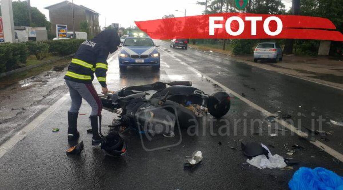 Auto esce dal distributore mentre arriva lo scooter: un ferito - 