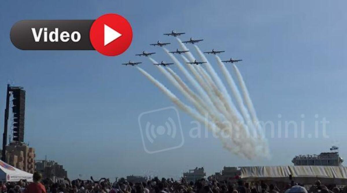 Le acrobazie delle Frecce Tricolori a Rimini -