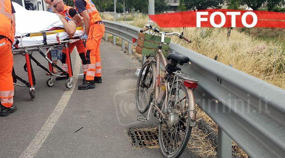 Investito da un'auto alla rotonda, in ospedale ciclista e automobilista -