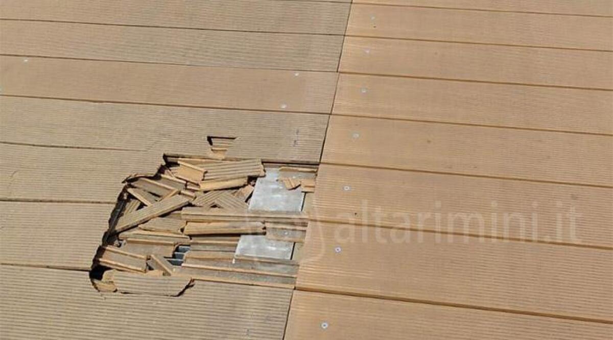 Rimini, pavimentazione danneggiata della ciclabile di via Coletti - 