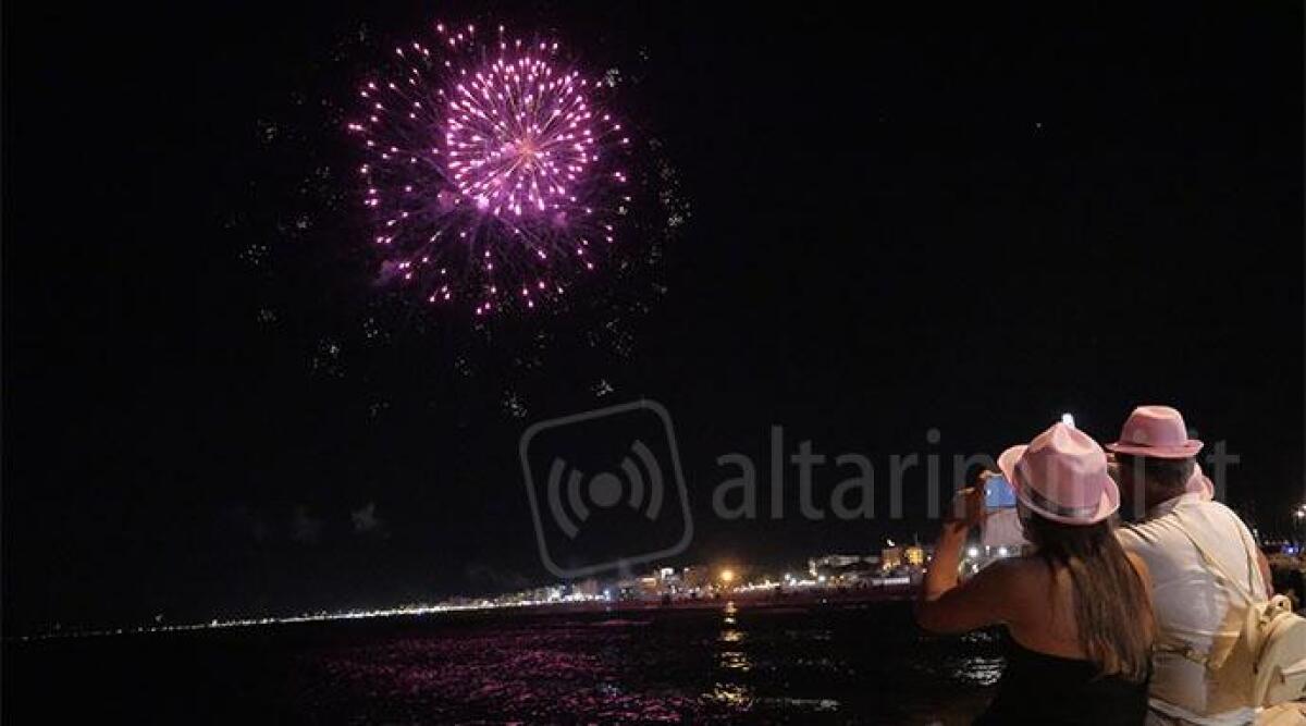 Rimini, ecco il programma completo della Notte Rosa 2022 - Fuochi d'artificio per la Notte Rosa ARCHIVIO