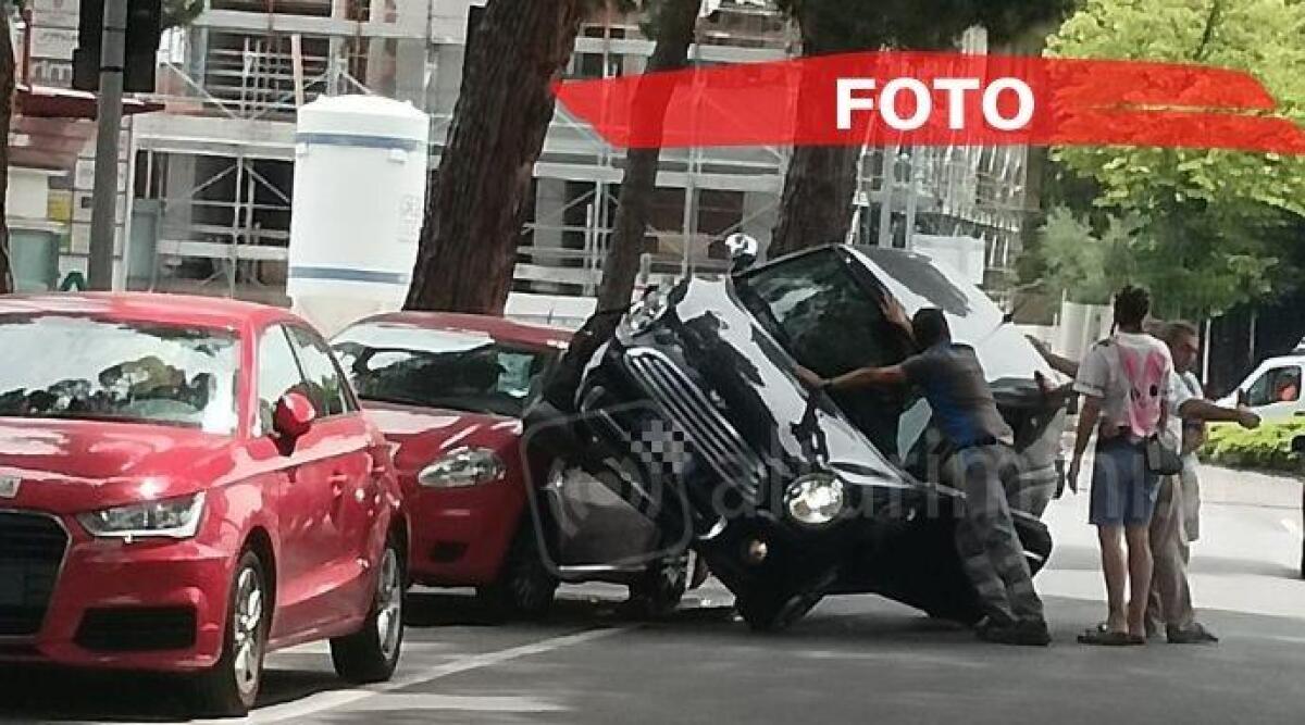 Perde il controllo del mezzo e "schiaccia" l'auto della scuola guida -