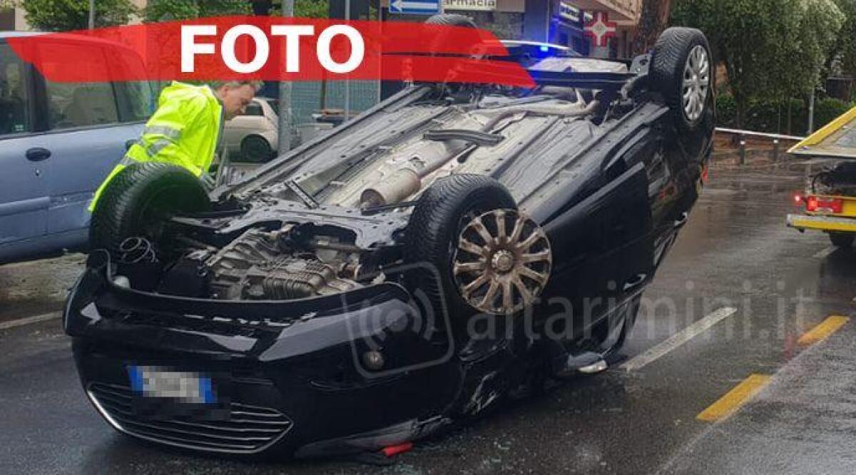 Carambola con l&rsquo;auto su 3 vetture parcheggiate: ferita una donna - 
