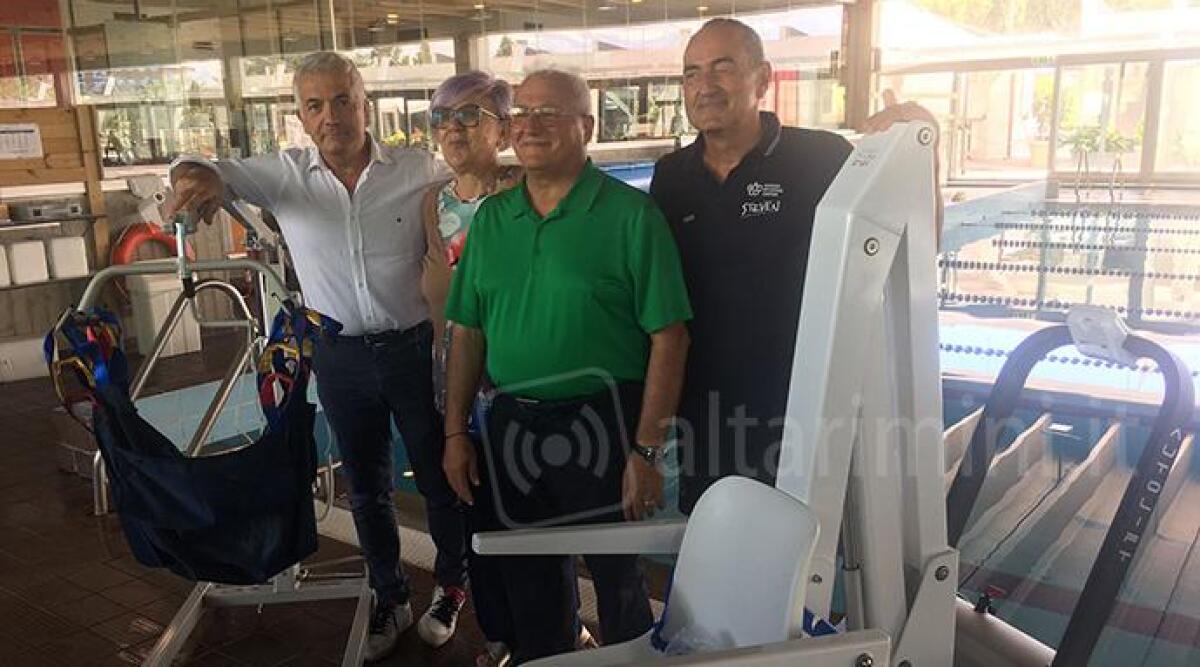 Dalla carrozzina alla vasca, il nuoto al Garden diventa inclusivo con gli speciali 'sollevatori' -