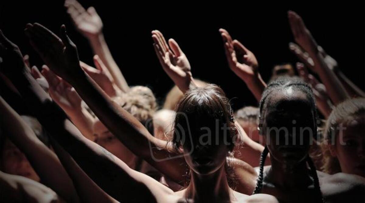 Le danzatrici nude di Monica Calle inaugurano l'edizione 2022 del Santarcangelo Festival -