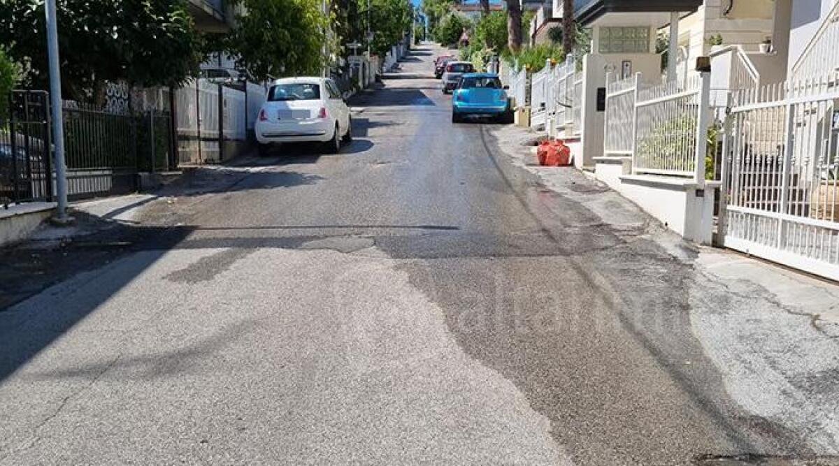 Perdita d'acqua nel pieno dell'emergenza siccit&agrave;, a Riccione la strada diventa un fiume - 