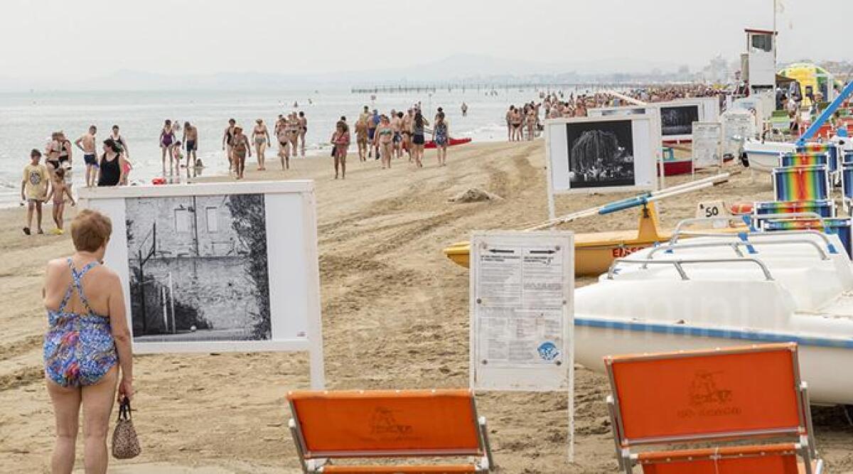 Mostra fotografica, tuffo nel passato in riva al mare. Commozione e sorpresa -