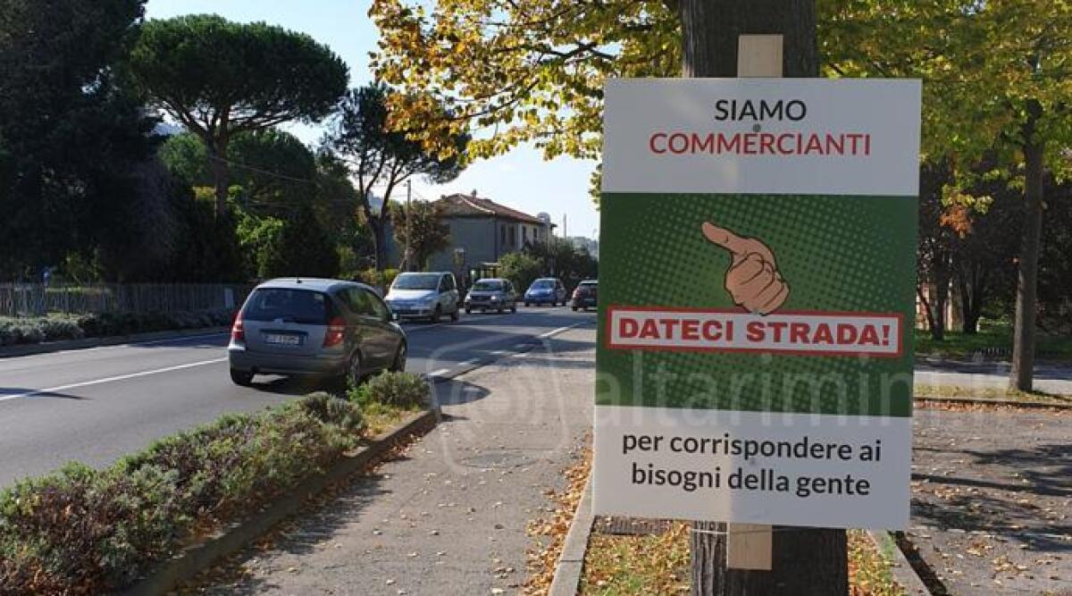La Marecchiese è un percorso urbano lentissimo: 'altro che strada statale' - Uno dei cartelli di protesta che il comitato Valmarecchia Futura esibì sul tracciato della Marecchiese