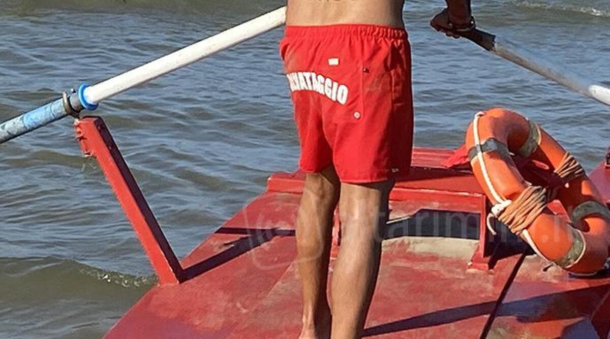 Rimini, anziano e bambino rischiano di annegare per la pericolosa corrente di risacca - Foto di repertorio