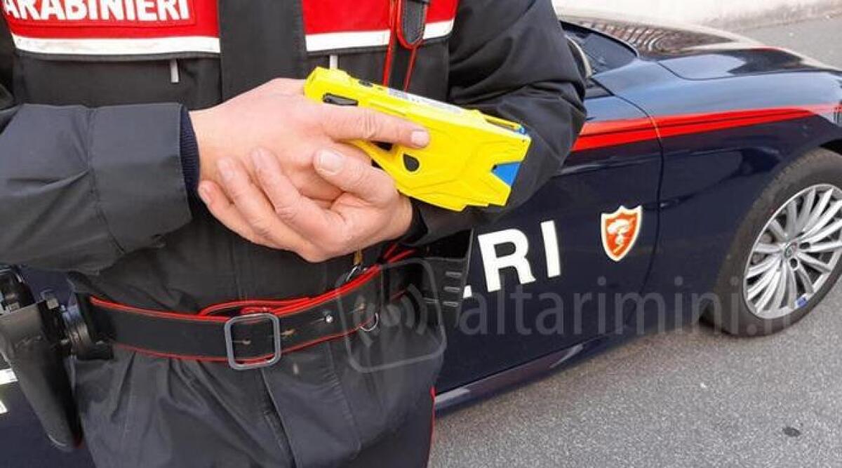 Semina scompiglio al bar, giovane fermato con il taser -